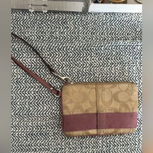 PRICE IS NEGOTIABLE🩷 Coach Beige and Mauve Wristlet